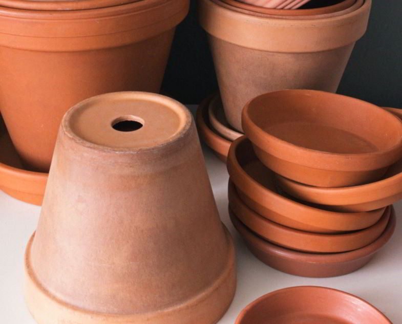 Circular shape of the terracotta pots