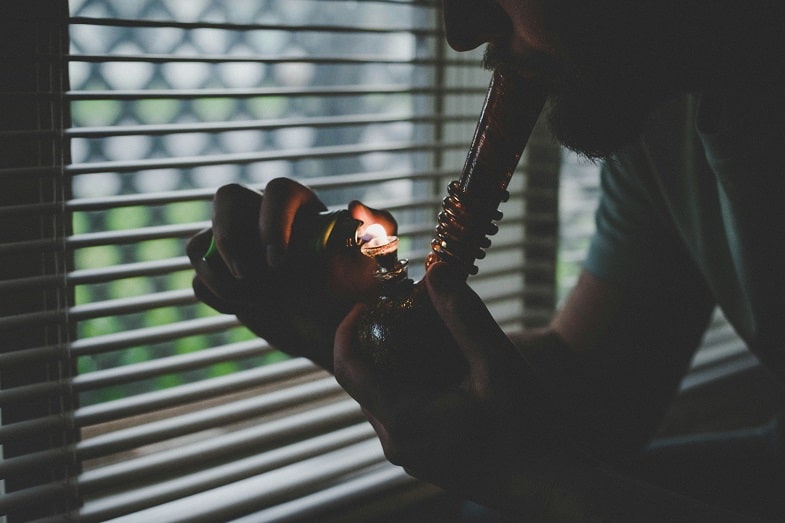 The Advantages of Using a Bong